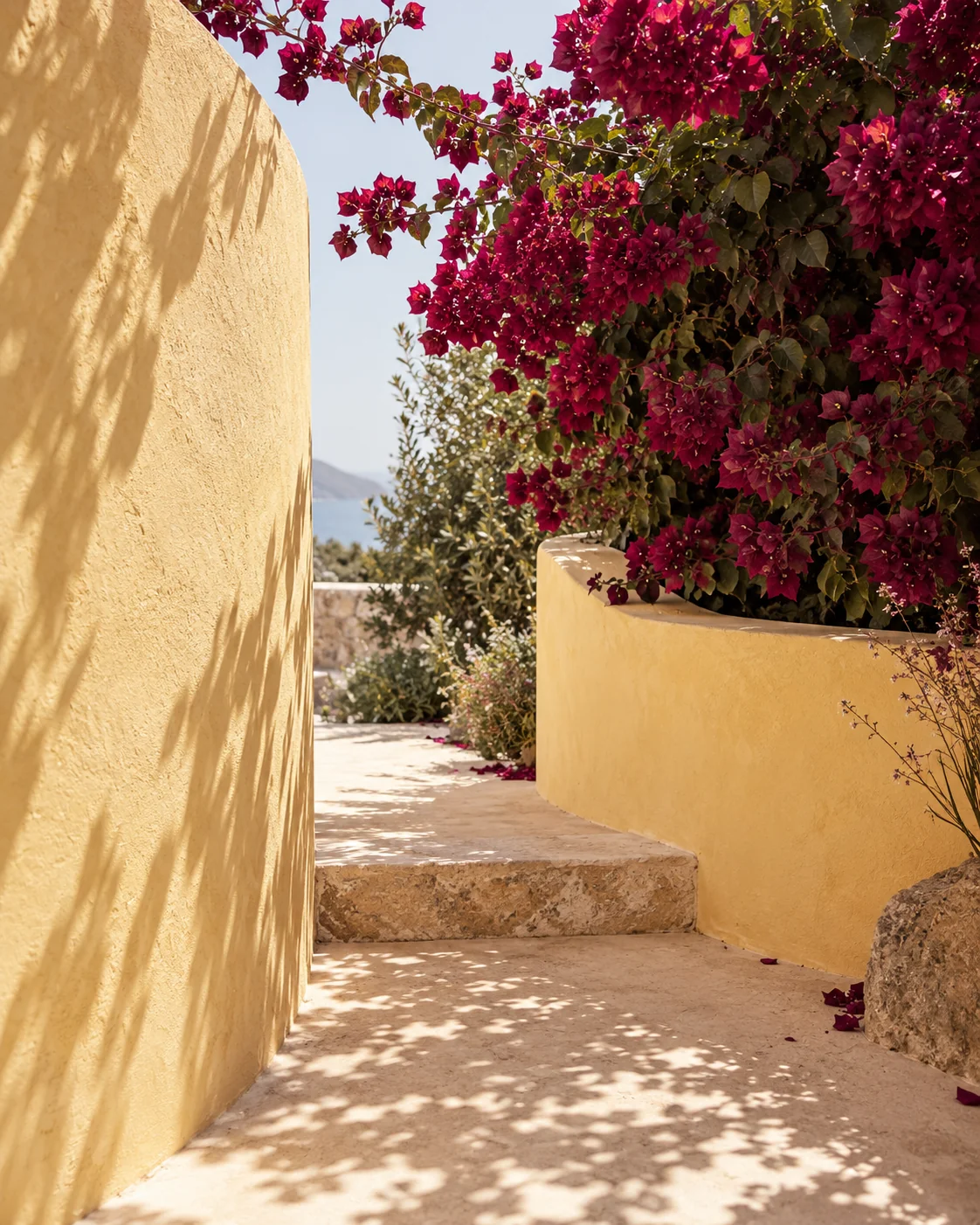 Un passage ensoleillé, des fleurs et un horizon qui s’ouvre.